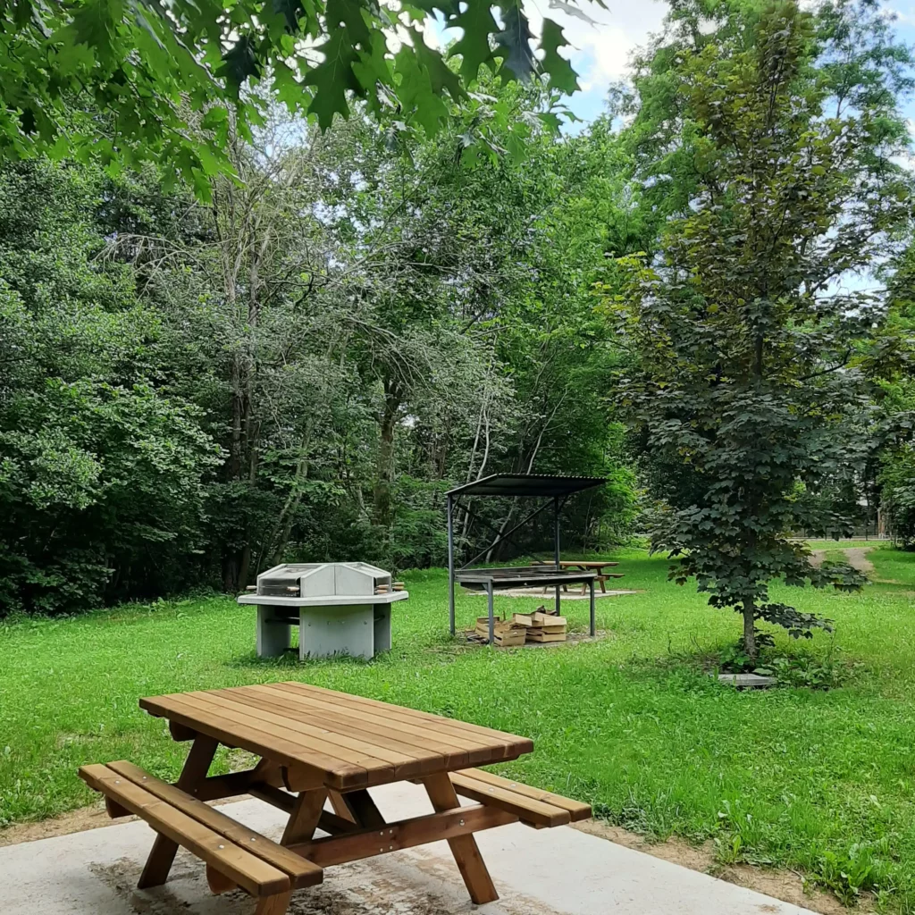 Espace grillade et détente pour repas en extérieur au camping de Chirac, Lozère
