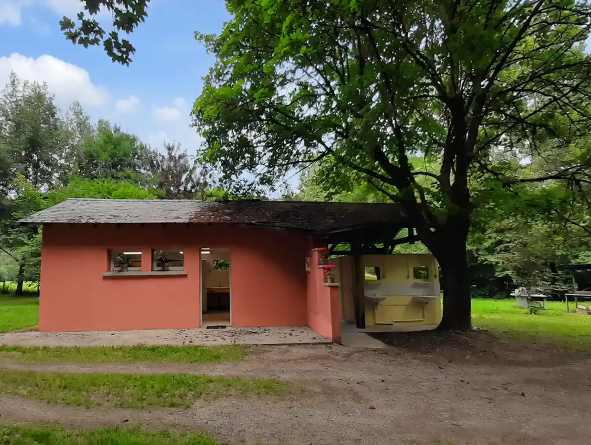 Sanitaires avec WC et douche au camping